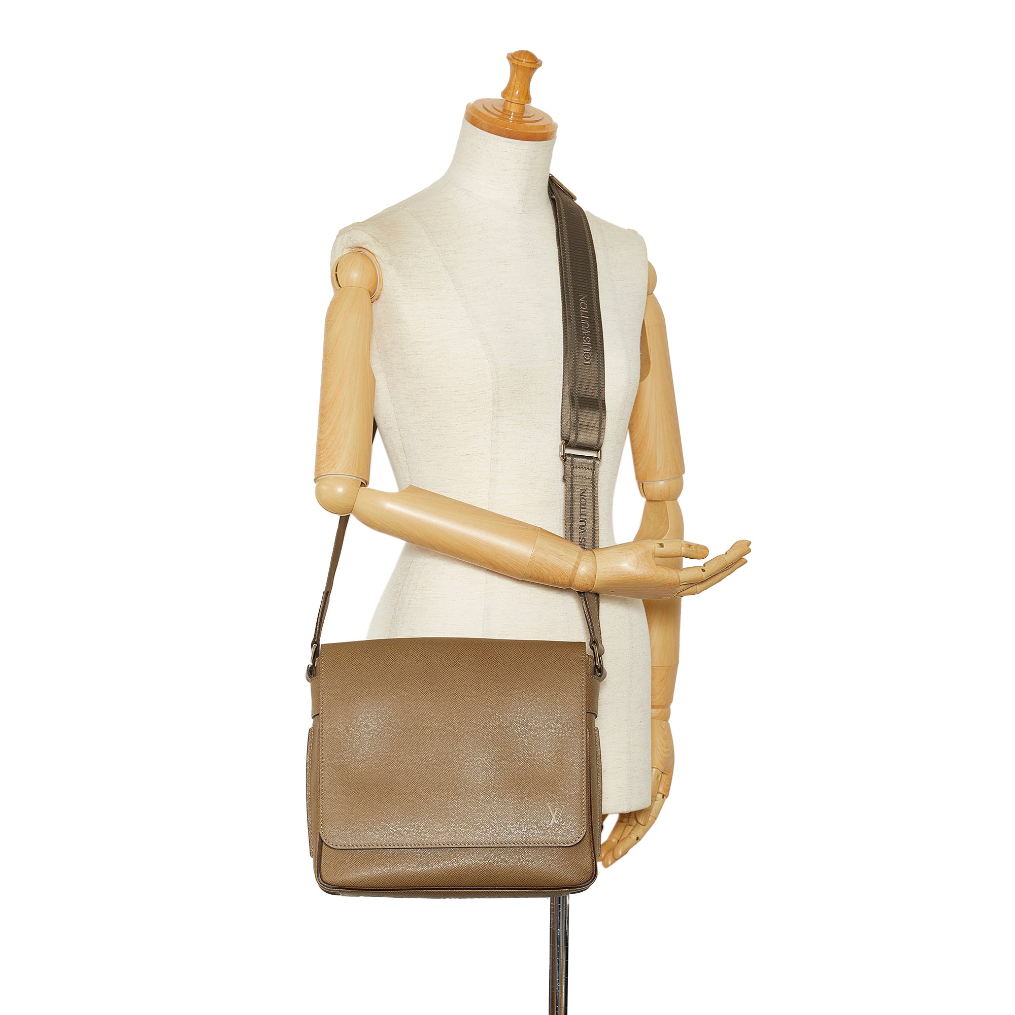 Louis Vuitton Reporter Bag Taiga Leather PM Brown 131767376