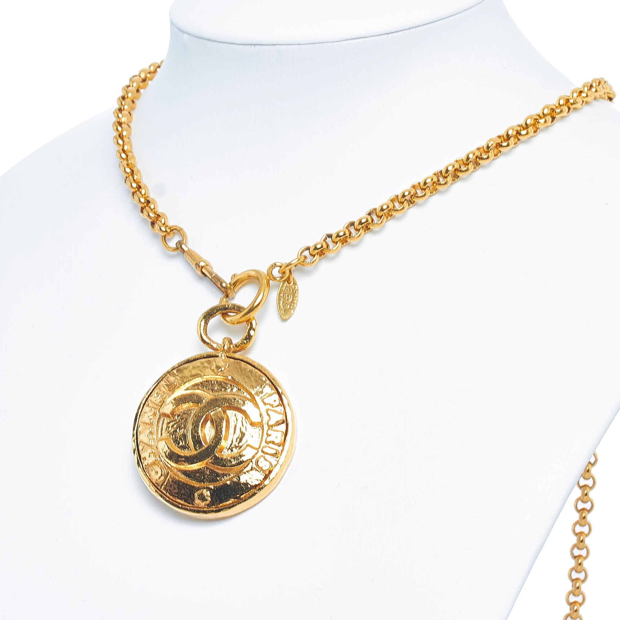 RvceShops Revival, Gold Chanel lift CC Round Medallion Necklace